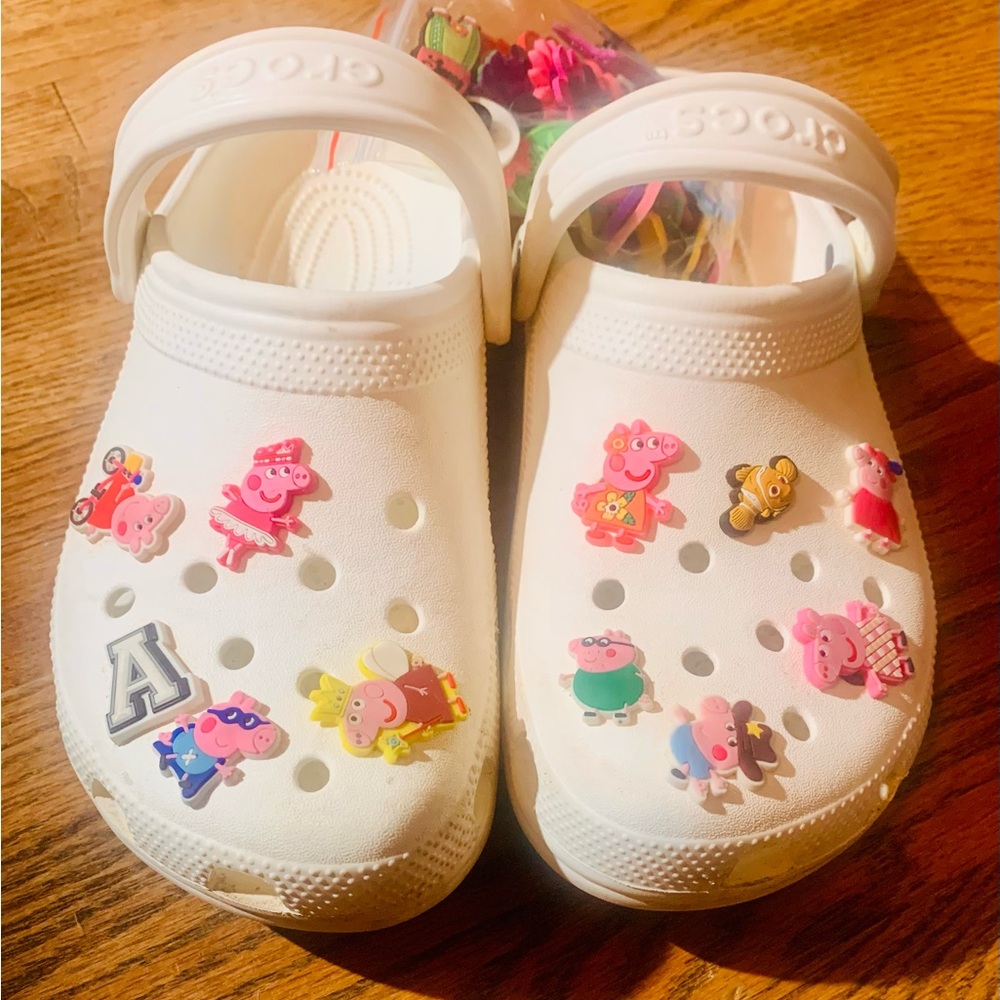 Unisex Classic White Crocs Clogs/Sandals size 7/9 with over 50 jibbitz